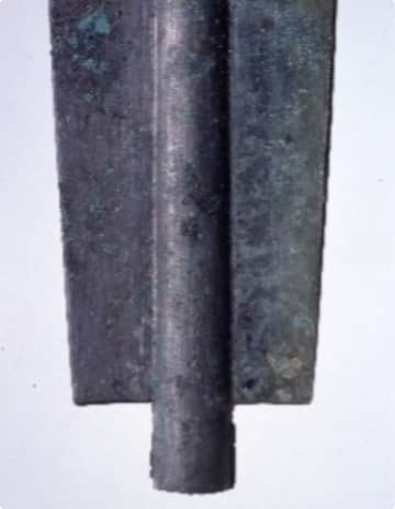 銅剣の「×」印の写真