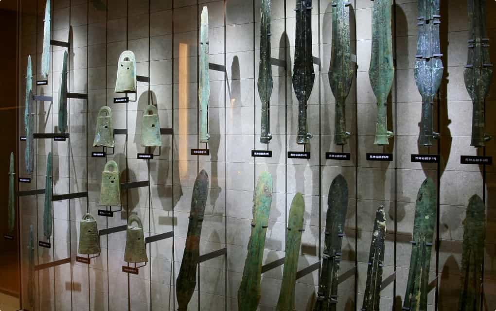 発掘された青銅器（銅剣・銅鐸・銅矛）の復元品を展示の様子