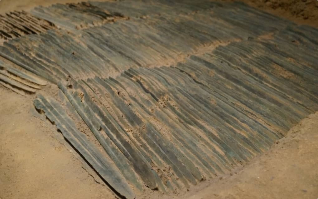 青銅器出土状況の実寸大ジオラマの様子